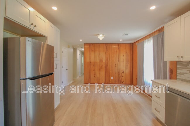 Building Photo - 305 Millcreek Dr