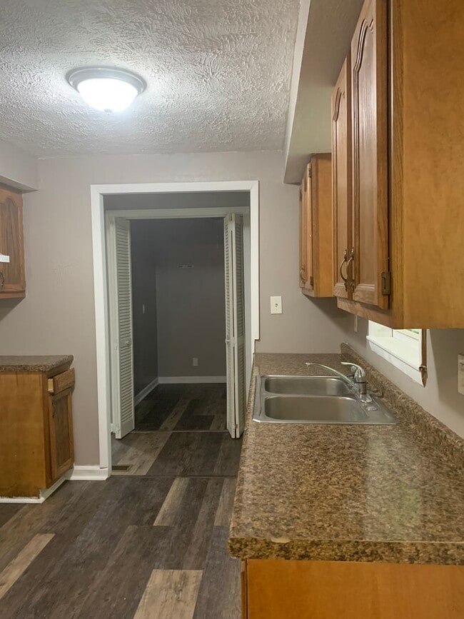 Building Photo - MADISON RANCH WITH 2 BATHS!