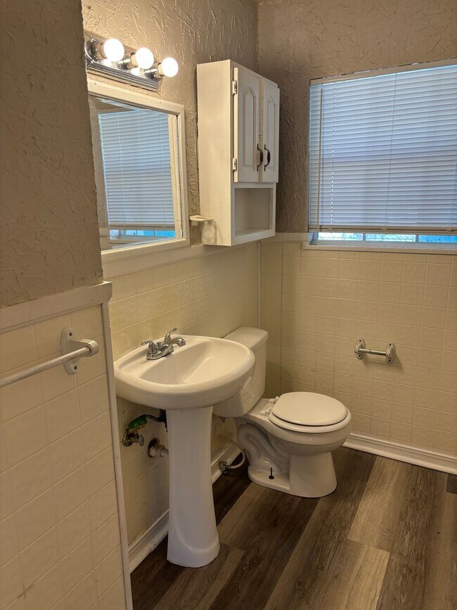 Building Photo - 3/1/1 Near Fairview Park in Sherman!