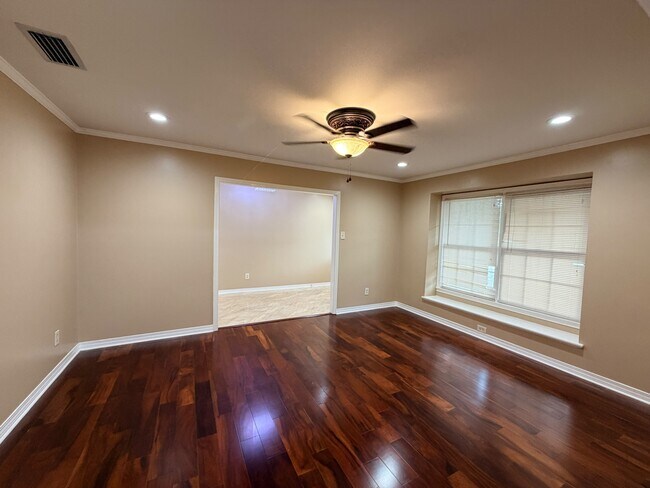 Building Photo - 1017 Westbury Dr