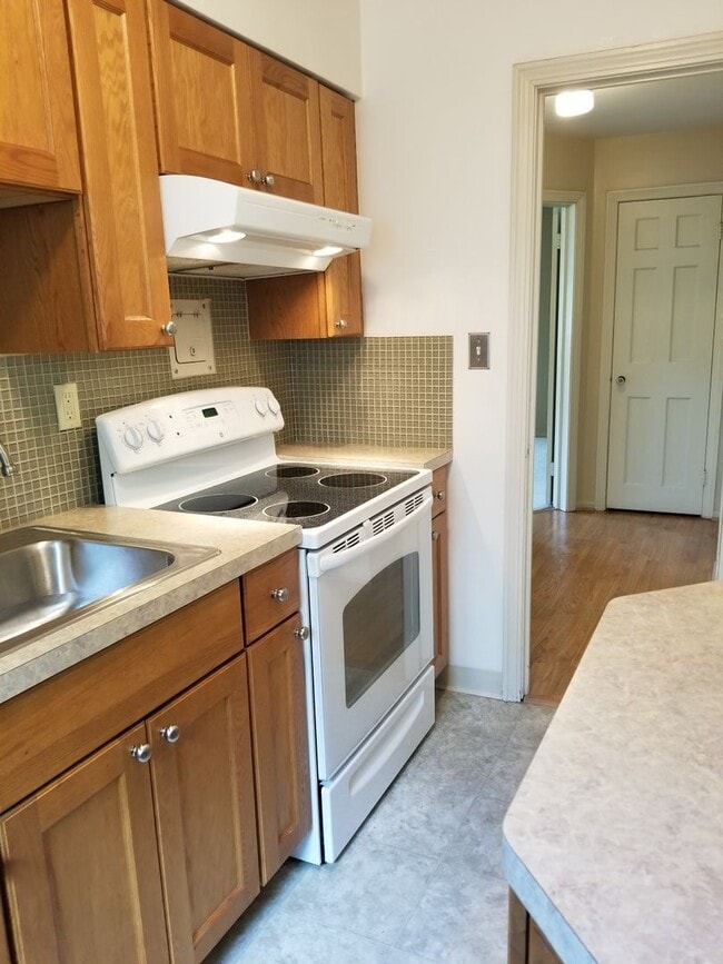 Building Photo - Mayflower Condo for Rent