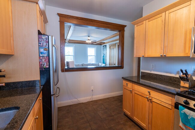 Building Photo - 1110 W 25th St