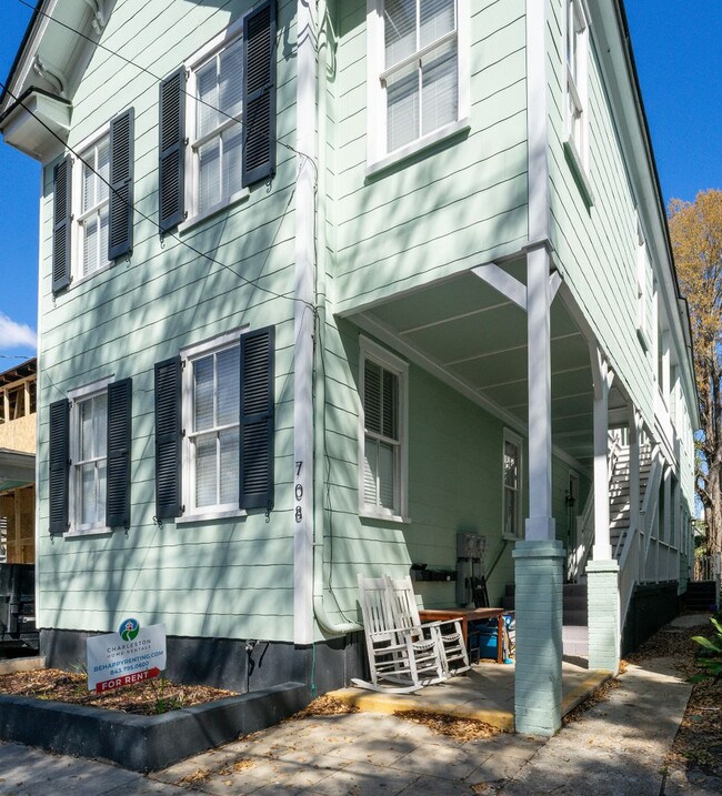 Primary Photo - 3 Bedroom 3 Bath Apartment - Downtown Char...