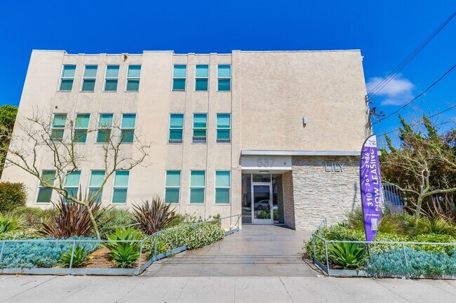 Building Photo - 537 E Hyde Park Blvd