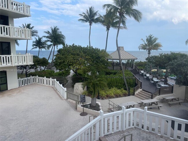 Building Photo - 1121 Crandon Blvd