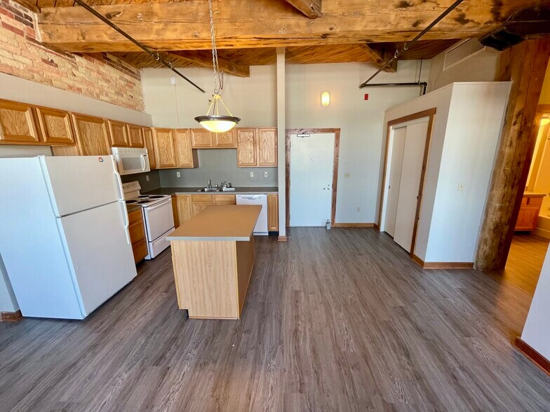 Building Photo - 940 Monroe Ave NW