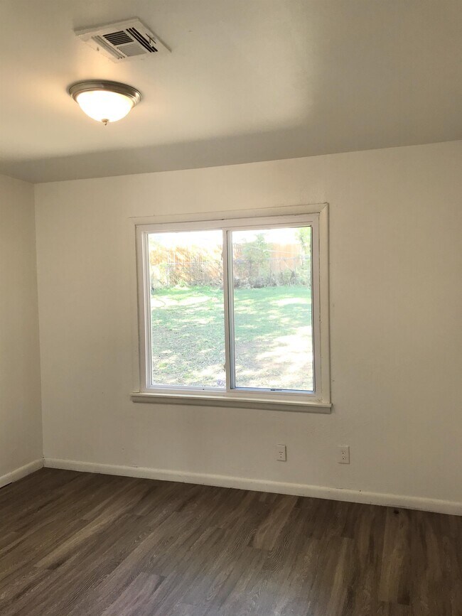 Building Photo - 3209 NE 14th St