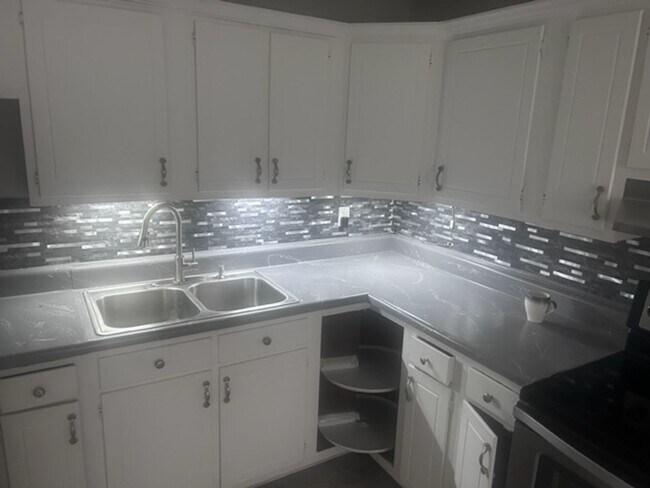 Building Photo - $500 off move in Special - 3 bedroom home