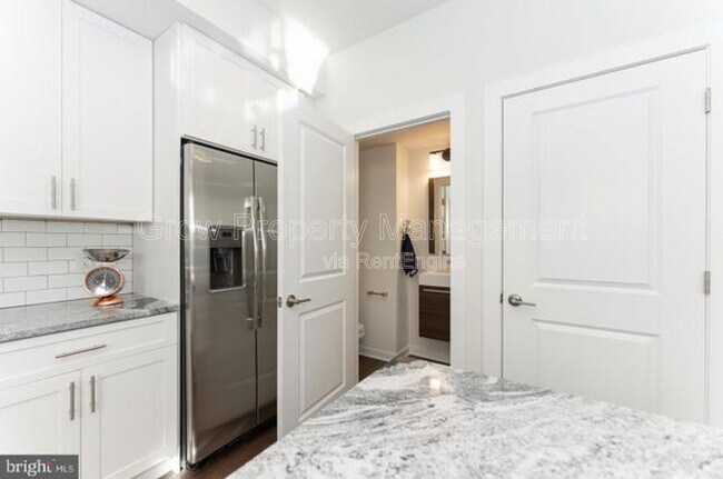 Building Photo - 2142 Kensington Walk