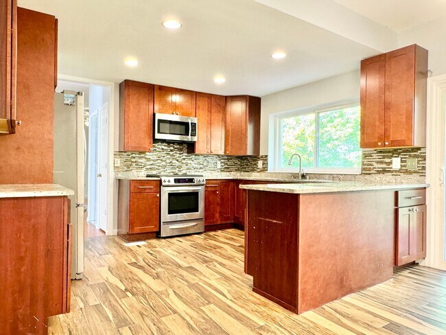 Building Photo - GORGEOUS COLONIAL IN WOODBRIDGE!