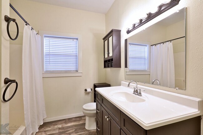 Building Photo - Cottage in the heart of Abilene!