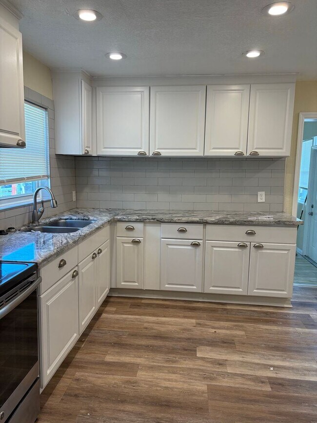 Building Photo - Beautifully Appointed 3/2 w Garage For Ren...