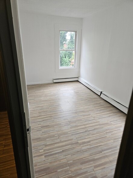 Bedroom - 124 Lyon St
