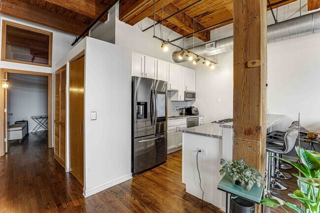 Building Photo - 1250 W Van Buren St