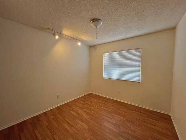 Building Photo - **Beautiful Lake Elsinore 3 Bdrm 2.5 Baths...
