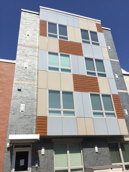 Primary Photo - 944 N Marshall St