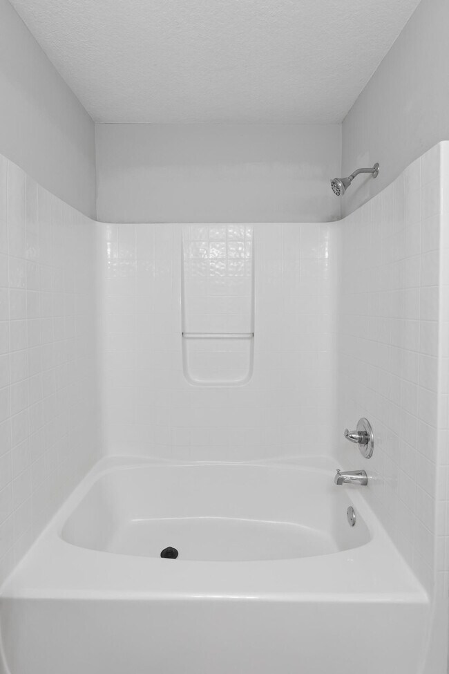 Building Photo - 173 SW Ray Ave