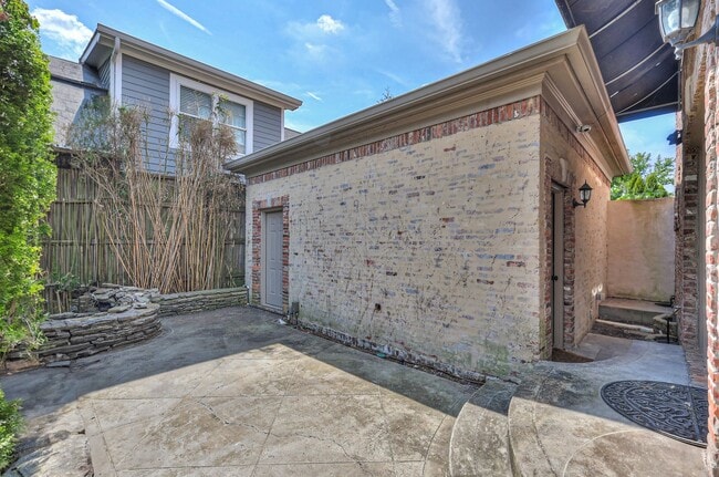 Building Photo - Perfect Brownstone in Sylvan Park near West End