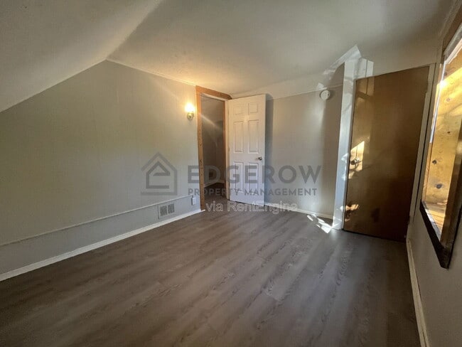 Building Photo - 1009 Quarry Ave NW