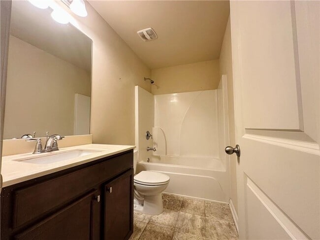 Building Photo - 244 Highland Pointe Cir E