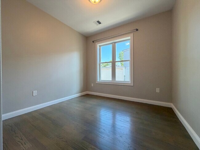 Building Photo - 966 Hyde Park Ave