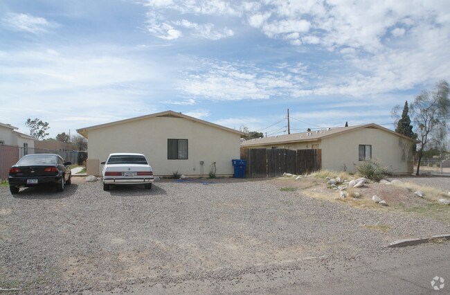 Building Photo - 3302-3310 E Bermuda St