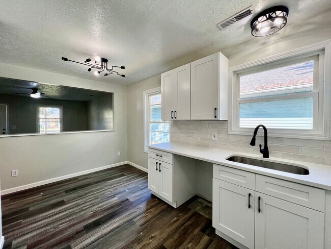Building Photo - Renovated  3 bedrooms 1 full bath