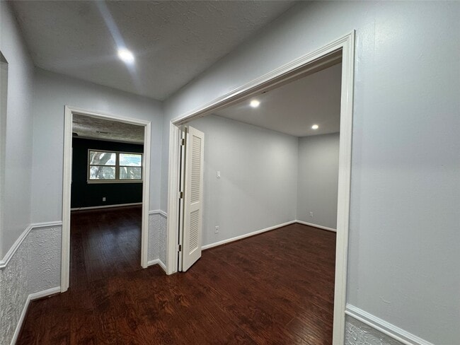 Building Photo - 122 Camellia St