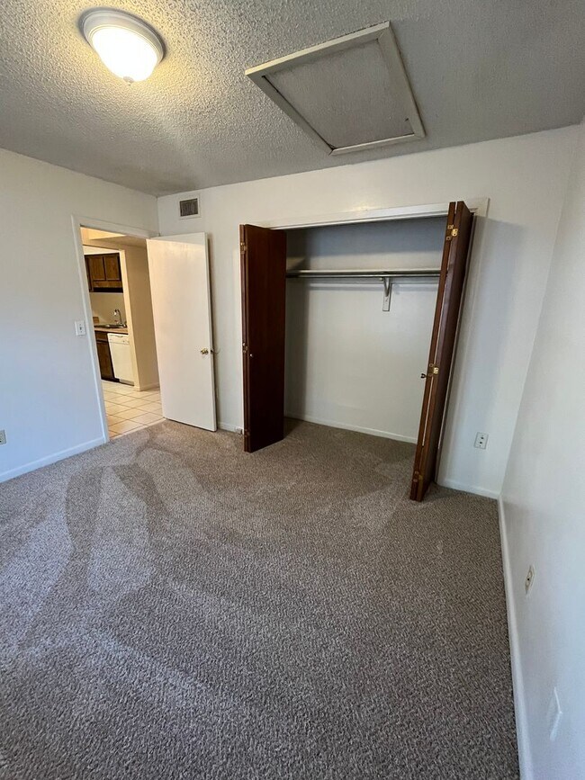 Building Photo - Classic Manor