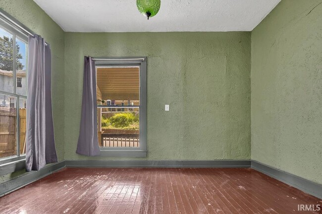 Building Photo - 317 E Smith Ave
