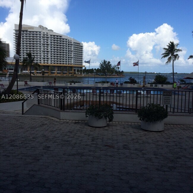 Building Photo - 905 Brickell Bay Dr