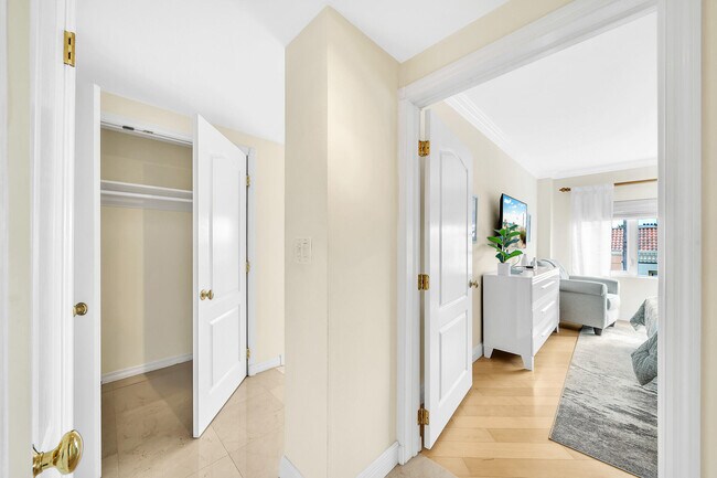 Building Photo - 250 Bradley Pl