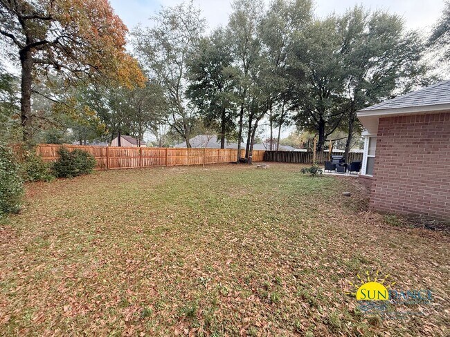 Building Photo - Charming Large 4-Bedroom Home in Crestview!