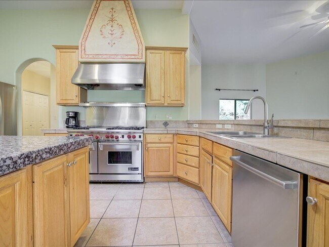 Building Photo - 4 Bedroom 4 Bathroom