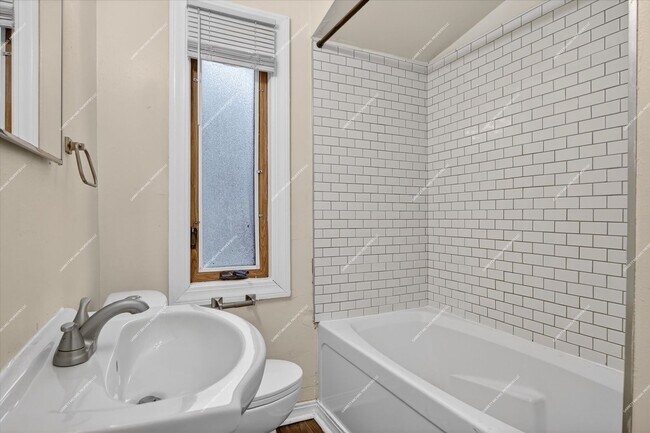 Building Photo - Charming 3-Bedroom Brick Bungalow for Rent in Detroit!