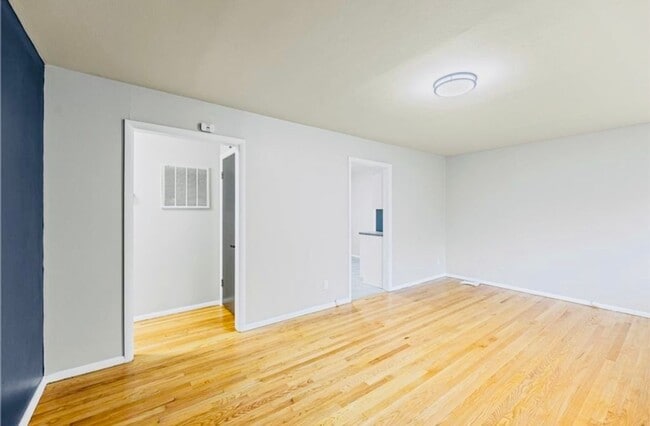 Building Photo - Stunning 3 bed 1 bath Ranch House