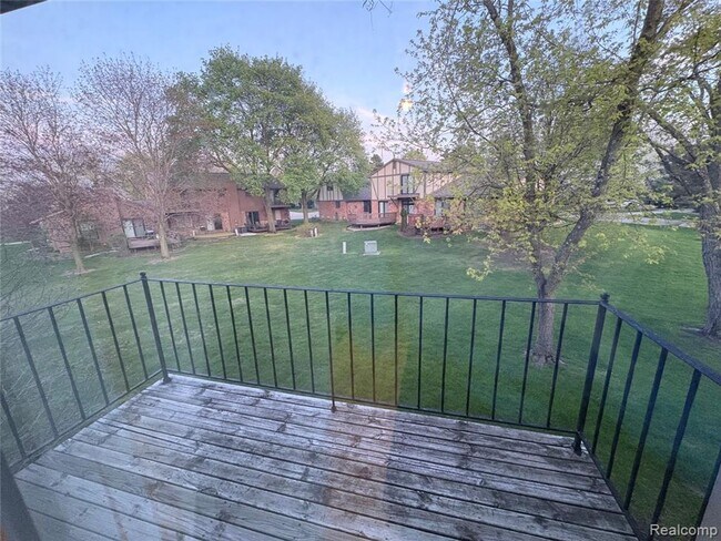 Building Photo - Beautiful Condo in Rochester Hills