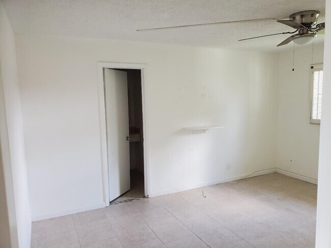 Building Photo - 235 Lake Dora Dr