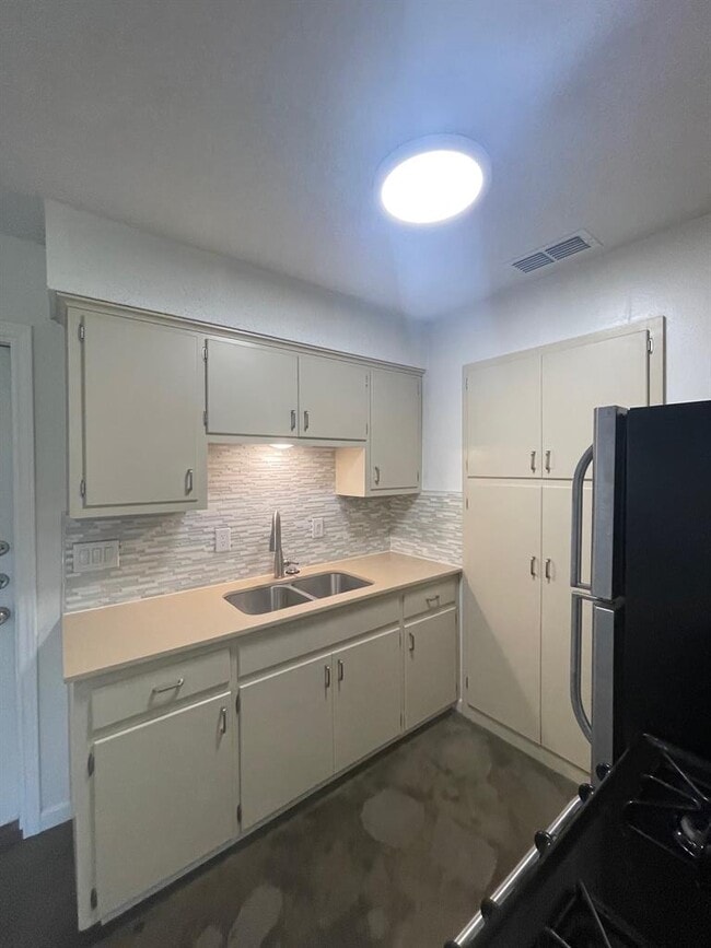 Building Photo - 8005 Pinedale Cove