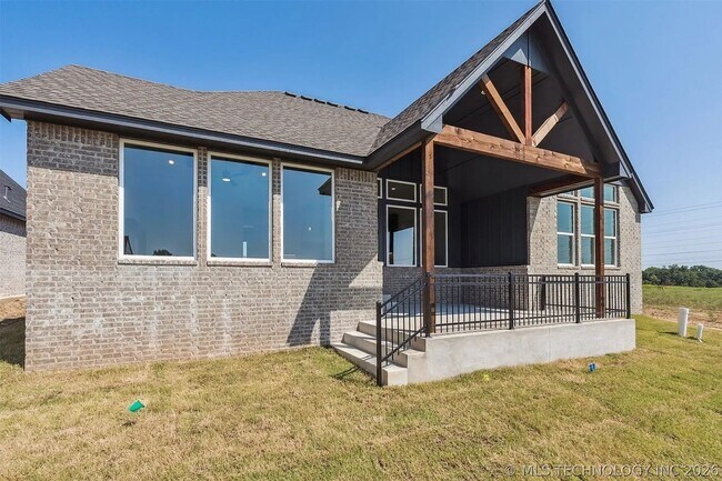 Building Photo - 5 Bed | 4 Bath House
