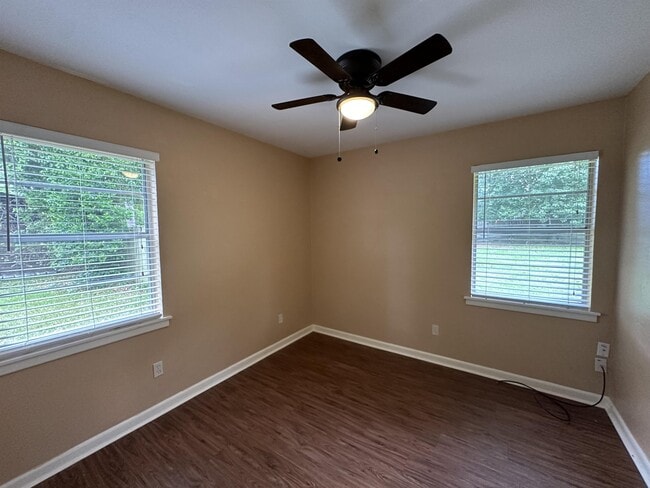 Building Photo - 11 Camelia Dr