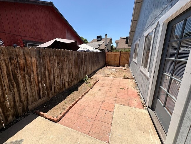 Building Photo - Nice 2 bedroom, 2 bathroom home for Rent in North Visalia.