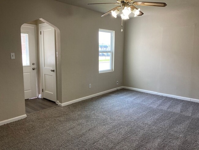 Building Photo - 3 Bedroom 2 Bathroom East Side Home