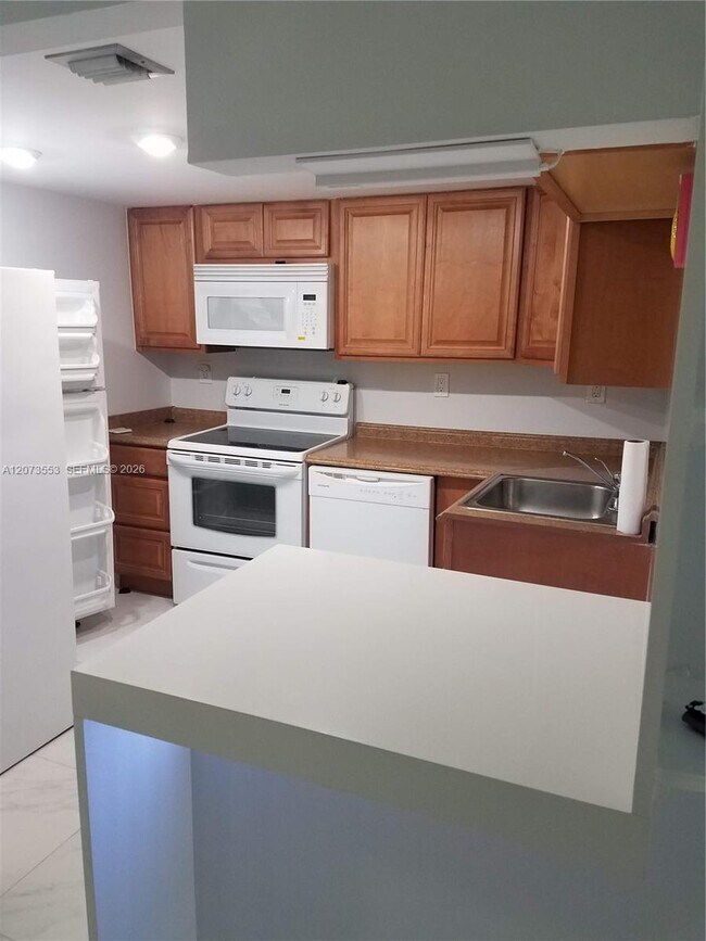 Building Photo - 6937 Bay Dr