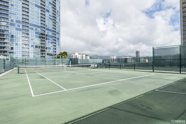 Building Photo - 2 BD/2 BA/2 Parking Condo in the Moana Pacific