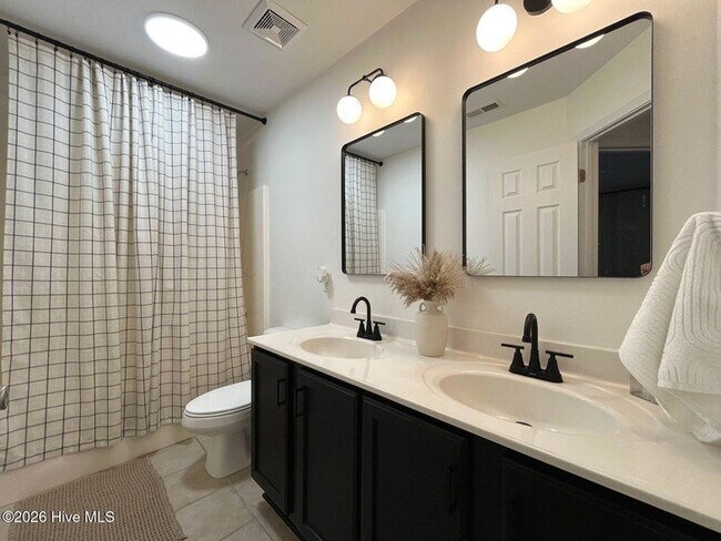 Building Photo - 561 Thorncliff Dr