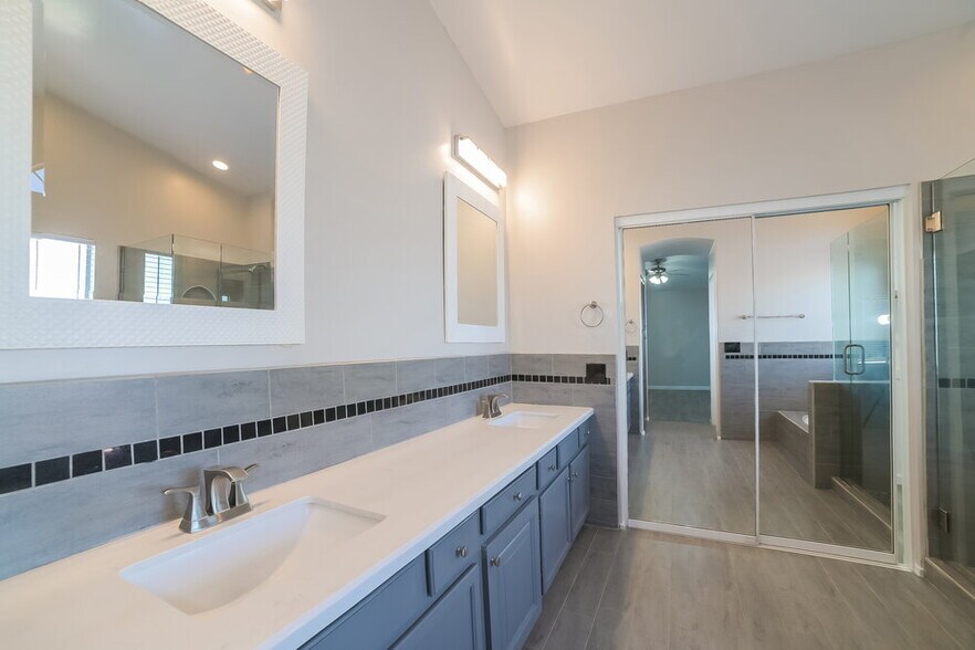 Building Photo - 1297 E Tradewind Dr