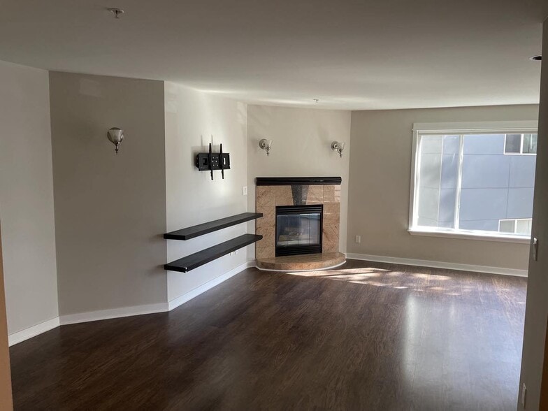 Building Photo - 622 6th Ave W