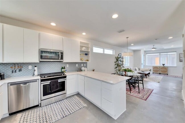 Building Photo - 814 N Bluff Dr