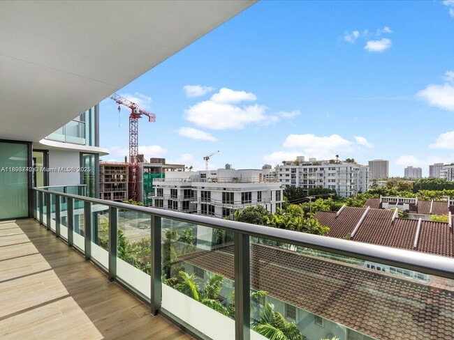 Building Photo - 9901 W Bay Harbor Dr